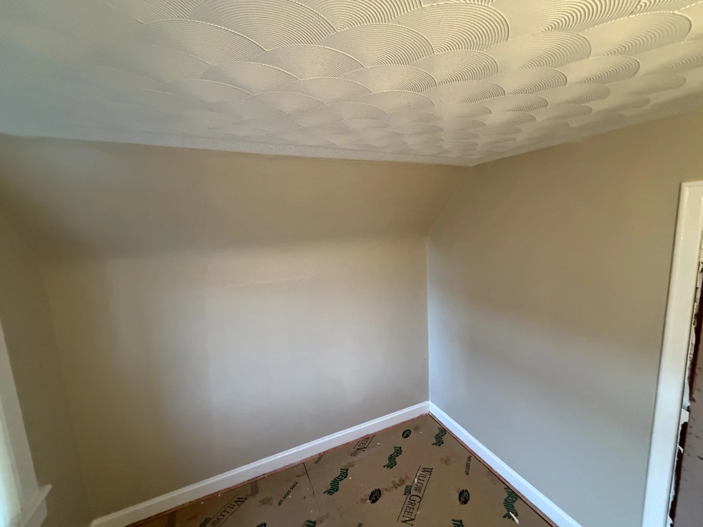 Neutral painted room walls with white ceiling and skirting during decorating